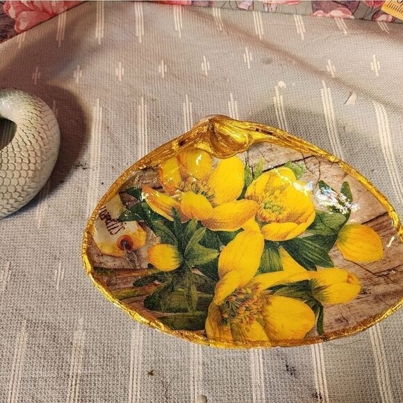 DECOUPAGE CLAM SHELL DECOUPAGE YELLOW FLOWERS 🏵 ON A CLAM SHELL TRINKET DISH - Picture 4 of 11